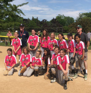 team photo Aim & Ailie sponsored youth softball team